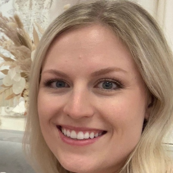 Meet your Posher, Stephanie - Picture 1 of 1